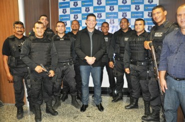 Agentes da escolta penitenciária com o secretário Marcos Rocha