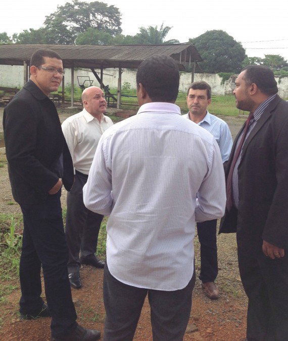 Secretário Marcos Rocha juntamente com  autoridades inspecionando unidades prisionais em Ariquemes
