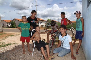 Com a economia obtida com a casa própria, a mãe de Juan planeja levá-lo para tratamento em Brasília