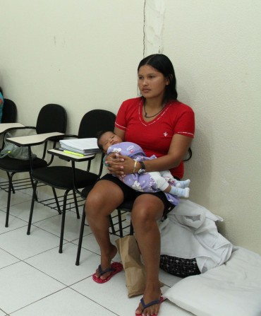 Maria Clenilce, da tribo Kanoé, assiste aula com o filho recém-nascido