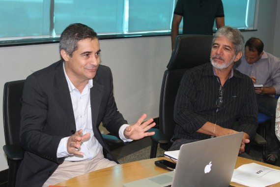 Caetano (esquerda) assume no lugar do servidor de carreira, Ubiratan Gomes
