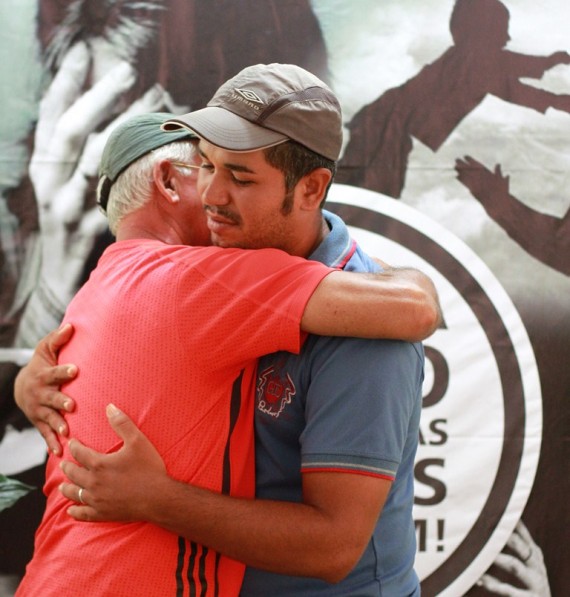 Frederico Monteiro recebe um abraço do pai, José Monteiro