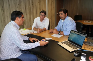 Diretor do Deosp, Mirvaldo Sousa, engenheiro Lorenzo Villar e o prefeito Dulcio Mendes debatem os projetos