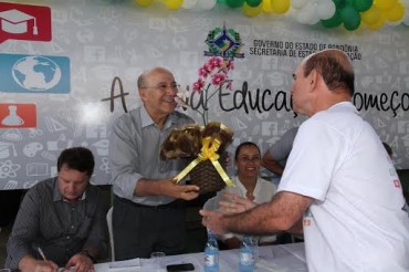 O governador Confúcio Moura recebeu homenagens pelo apoio prestado à escola