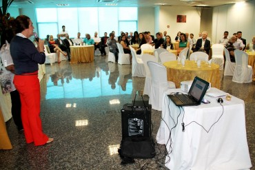 Secretária Fátima Gavioli e gerentes de setores apresentaram suas funções e projetos para deputados estaduais