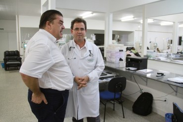 Diretor do centro, Carlos Jamal, e o secretário de Saúde, Williames Pimentel