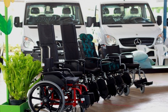 Associações receberam cadeiras de rodas motorizadas e vans