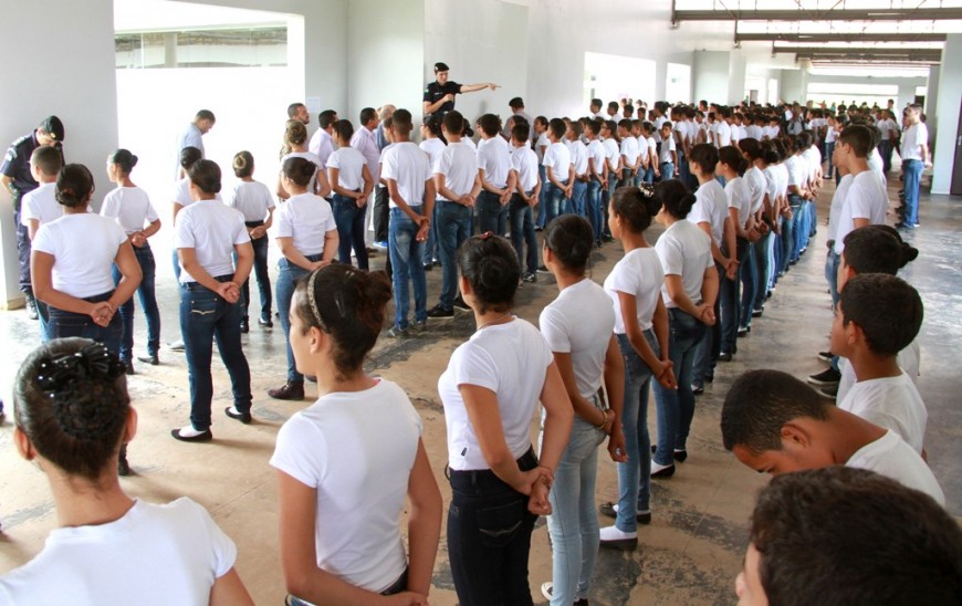 Tenente Ossuci mantém disciplina no Colégio Tiradentes de Jacy-Paraná