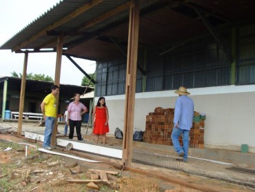 Espaço alternativo em construção na Escola 13 de Maio