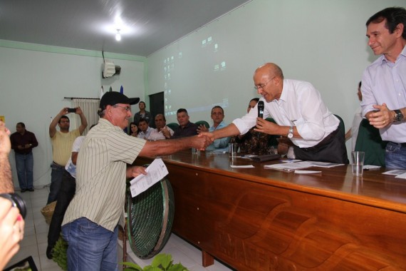 Governador Confúcio entrega certificado do Sispar a representantes de associações rurais