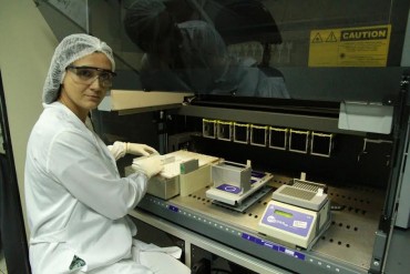 A biomédica Aline Carvalho demonstra a operação do M2000SP, extrator de DNA e RNA
