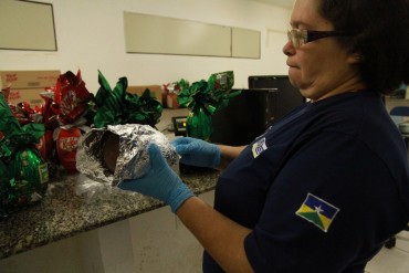 Laboratorista do Ipem inspeciona amostras de ovos de páscoa