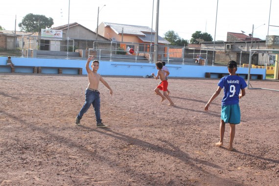 Crianças brincam no Parque Açaí, ainda em fase de conclusão das obras