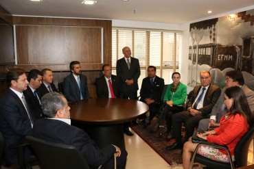 Governador reunido com dez parlamentares da bancada federal, em Brasília