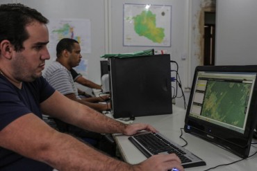 Servidores trabalham na transferência de dados estaduais do Cadastro Ambiental Rural
