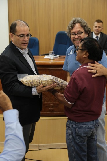 Em reunião no Palácio Presidente Vargas, Catarino Gavião entrega saco de castanho ao vice-governador, Daniel Pereira