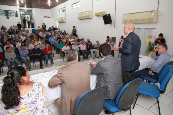Governador Confúcio Moura fala aos prefeitos durante encontro em Ji-Paraná