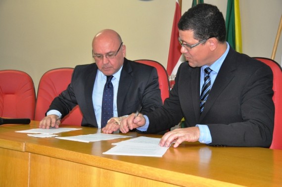 Procurador de Justiça Carlos Grott e o secretário Marcos Rocha assinam documento com as prioridades elencadas