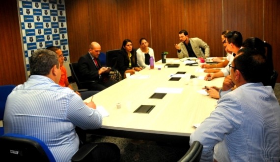 Membros do comitê reunidos em sala de reuniões da Sejus