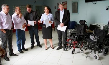 Ronaldo Alevato, Sérgio Matos, Evandro Padovani, Rosângela Donadon e Vilson Sales na entrega dos equipamentos, na sede do Ministério Público