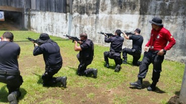 Agentes em aula prática no estande de tiros da PM