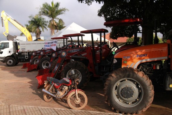 Maquinários entregues ao município de Alta Floresta e a Associações de Produtores Rurais
