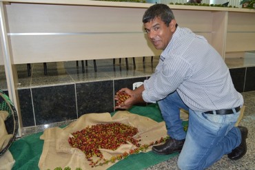 Nivaldo Ferreira expôs o café produzido em sua propriedade