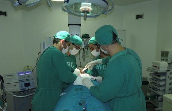 Equipe cirúrgica em procedimento no Hospital Regional de Cacoal