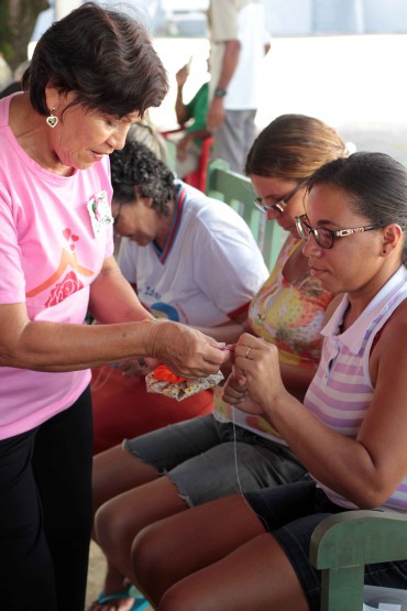 Voluntária Dilma ensina artesanato para pacientes e acompanhantes 
