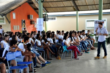 Marcos Alves, engenheiro agrônomo da Idaron, explicou aos alunos sobre a importância de produzir com sustentabilidade