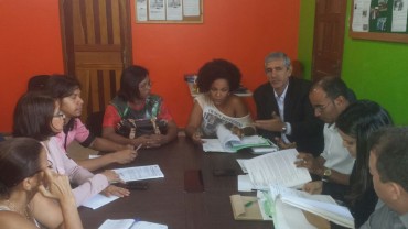 Fazedores de cultura reunidos com representantes da Secel, em Guajará-Mirim