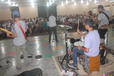 Alunos do Ensino Médio participam de show musical da Banda Pingo D'Água
