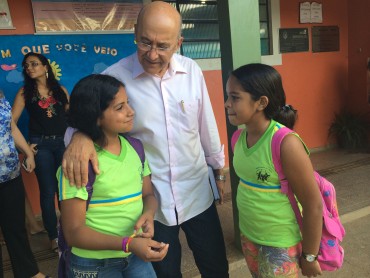 Governador Confúcio Moura conversa com alunas da escola