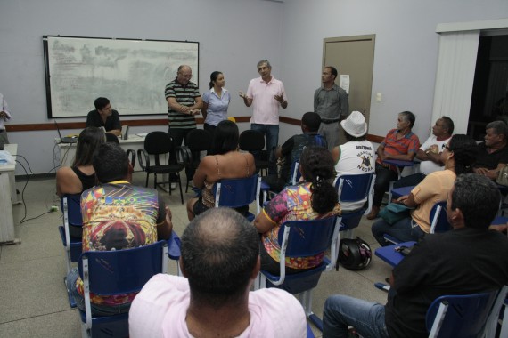 Representantes do governo e dos grupos folclóricos em reunião na última semana