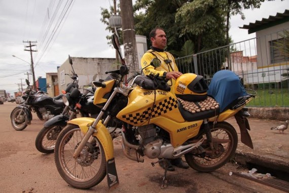 O mototaxista Rivaldo diz que hoje tem uma vida mais segura e fatura R$ 3 mil por mês