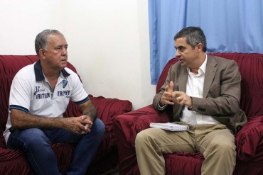 Caetano pede ao novo residente Adir de Lara, o Nego (à esquerda) prioridade nas estradas estaduais. 