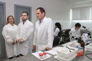 Equipe do Lacen: bióloga Alda Lobato, veterinário Dionatan Braum e o diretor  Luiz Tagliani, explica 
