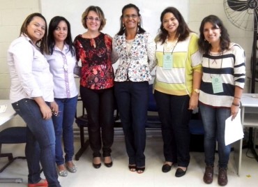 Professora Inácia Damasceno (ao centro) participou da 5ª edição do Seminário Nacional sobre Formação de Educadores de Jovens e Adultos 