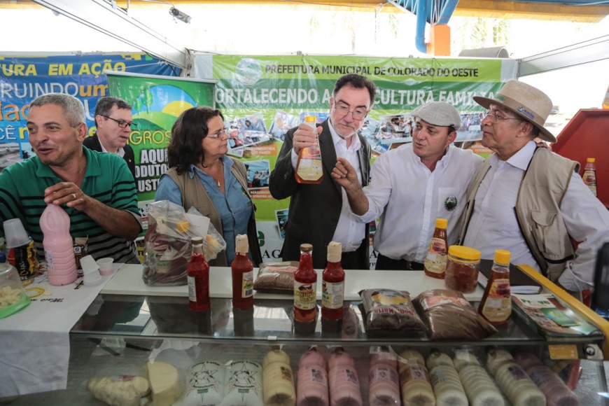 Ministro conheceu produtos de agroindústrias ao lado do governador