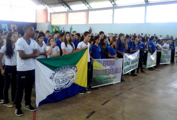 Alunos se reúnem no ginásio de esportes de São Francisco do Guaporé para abertura dos Jogos Escolares Municipais 