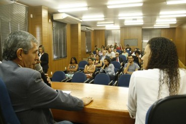 Rodnei Paes palestra ao lado da museóloga Marcelle Pereira