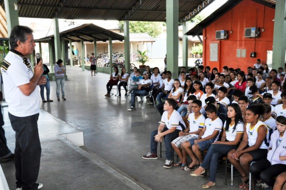 Palestrantes conversaram com jovens da Escola Plácido de Castro, em Jaru, sobre os efeitos negativos das drogas