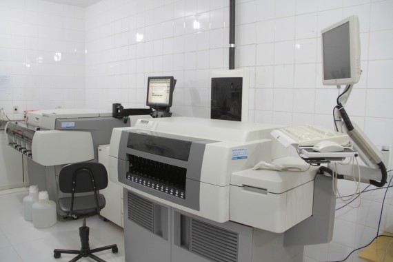Novas máquinas para análises das amostras de sangue utilizam tecnologia de ponta