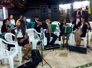 Orquestra El Shady se apresentaram durante homenagem às mães da Escola Deonildo Caragnatto, em São Miguel do Guaporé