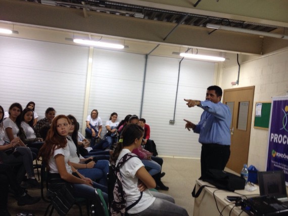 Rui Costa, coordenador do Procon-RO, durante palestra na Escola Heitor Villas Lobo 