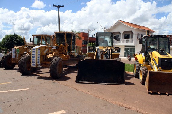 Máquinas do DER começam a trabalhar na recuperação de ruas em Rolim de Moura