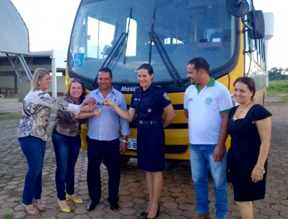 Ônibus escolar foi entregue nessa terça-feira ao Colégio Tiradentes de Jacy-Paraná