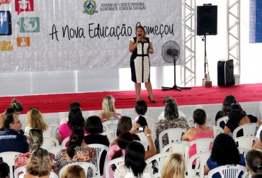 Vera Rios, representante do Sebrae, participou do 2º Encontro de Gestores Escolares com uma palestra sobre empreendedorismo nas escolas