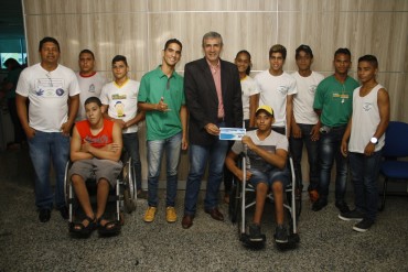 Rodnei Paes com a delegação que representará Rondônia nos Jogos 