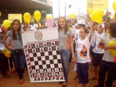 Crianças e adolescentes participaram de passeata em combata ao abuso sexual infantil, em São Francisco do Gauporé